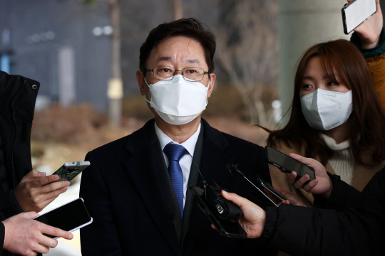 박범계 법무부 장관 후보자가 14일 서초동 서울고검에 마련된 인사청문회 준비 사무실로 출근하며 취재진 질문에 답하고 있다. 연합뉴스